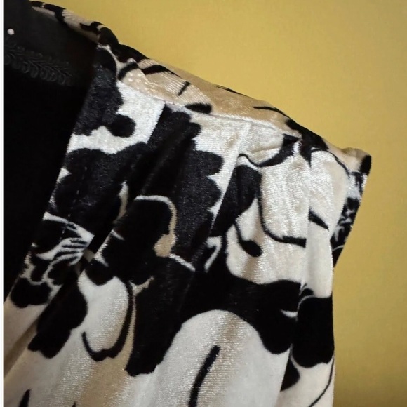 KATHY IRELAND velvet Black and White Floral Top with Black Skirt/size 3X - Picture 4 of 8